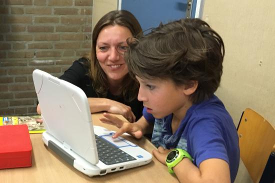 Marleen van Amerongen ziet hoe gamend leren schaken in zijn werk gaat.