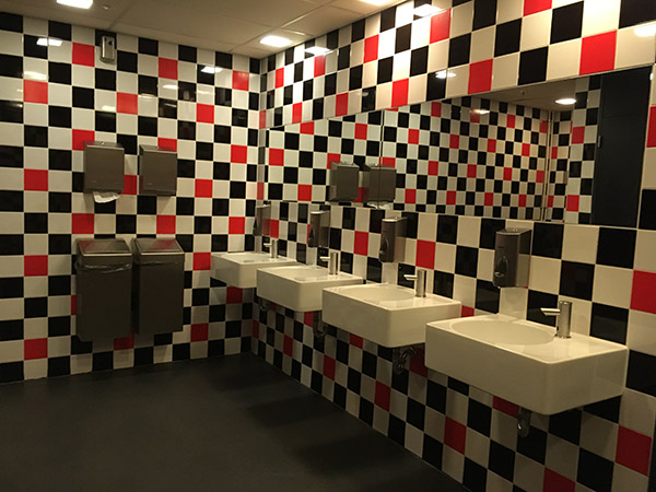De tegelzetters van de toiletten in De Kuip hebben nog niet helemaal door hoe een schaakbord eruit ziet. Even een paar lesjes Chessity?