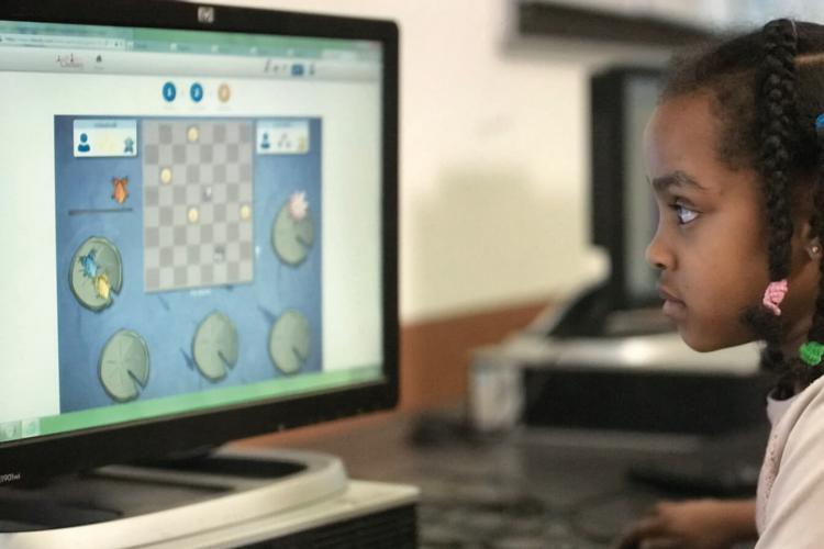 meisje leert online schaken met chessity