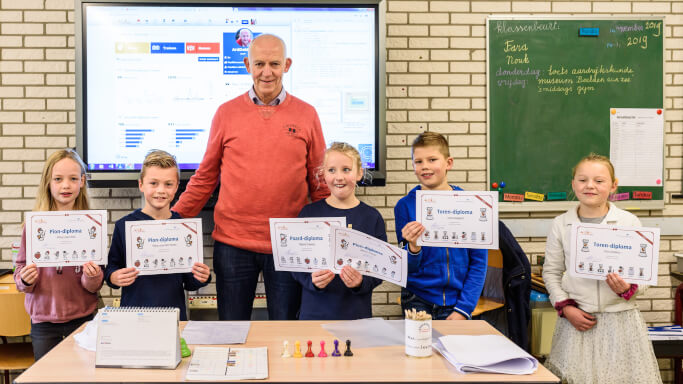 kinderen leren schaken en halen schaakdiploma op school