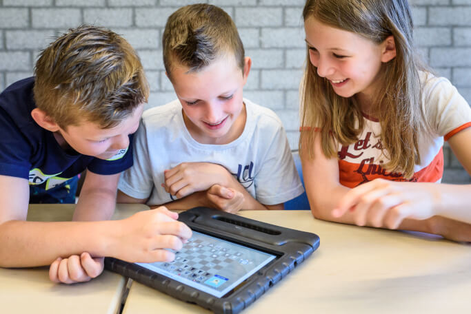 kinderen genieten samen van leren schaken met chessity