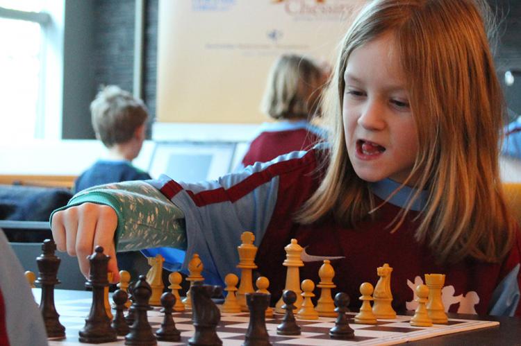 Schaken leert kinderen denken. Ze leren kritisch en creatief nadenken, problemen oplossen, plannen, omgaan met fouten, zelfregulatie en reflectie.